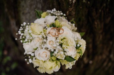 Güller ve Yüzüklerle Zarif Düğün Buketi.