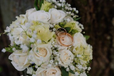 Altın Yüzüklü Zarif Düğün Buketi.