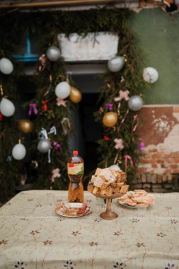 Gıda ve Dekorasyonlarla Şenlikli Açık Hava Kutlaması.