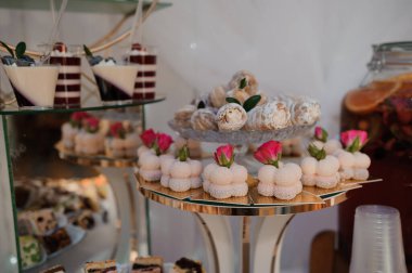 Bir Tatlı Masasında Çiçek Aksanıyla Zarif Pasta Gösterimi.