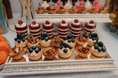 Zarif Tatlılar, Tartletler, Kremler ve Taze Meyveler 'in Enfes Gösterimi.