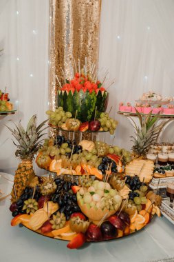 Enfes Çok Katmanlı Meyve Tabağı Kutlamada Görünümü.