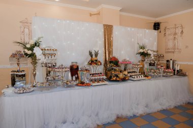 Kutlama için çeşitli lezzetlerle süslenmiş nefis bir tatlı masası..