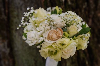 Kırsal Arkaplanda Alyansları Olan Zarif Gelinlik Çiçeği.