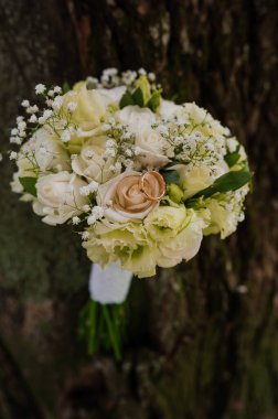 Beyaz Güllü Zarif Gelinlik Buketi ve Kırsal Geçmişe Karşı Çingen Çiçeği.