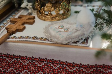 Geleneksel Ukrayna Ögeleriyle Dekoratif Dini Sunak Gösterimi.