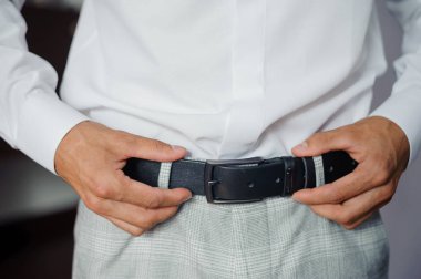 Erkek Fastening Stylish Siyah Deri Kemerli Resmi Kıyafetli.