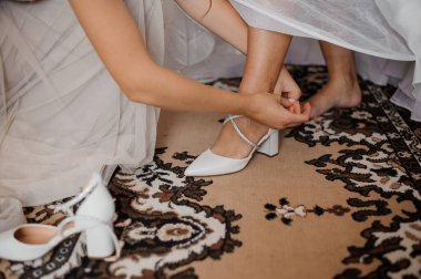 Beyaz Topuklu Şık Gelin Düğün Törenine Hazırlanıyor.