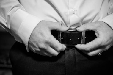 Damat Hazırlanıyor: Resmi Giysilerin Yakın Çekimi.