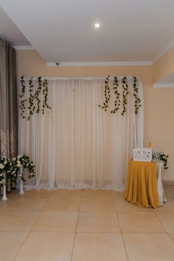 Drapery ve Çiçek Aksanlı Zarif Olay Arkaplanı.