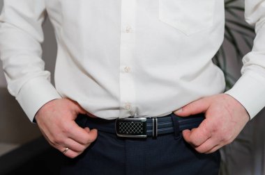 Profesyonel Adam Akıllı Günlük Giyimde Kemeri Ayarlıyor.
