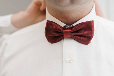 Seçkin Adam Bir Olaydan Önce Kırmızı Fiyonk Bağını Ayarlıyor.