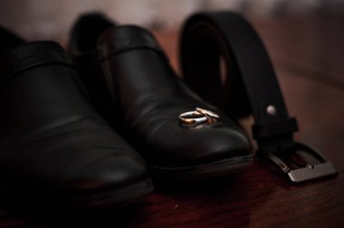 Siyah Deri Ayakkabı Yüzüklü Zarif Erkek Aksesuarları.