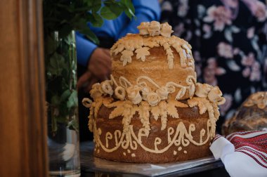 Çiçek ve Yaprak Tasarımlarıyla süslenmiş geleneksel ekmekler..