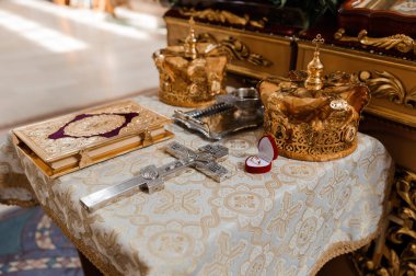 Altın Taç, Haç ve Kutsal Kitap ile süslü düğün masası.