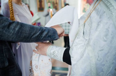 Geleneksel Giysi ve Kutsal Geleneklerle Kutsama Töreni.