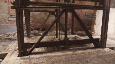 Kentsel Çürüme: Korunmasız Tuğla ve Paslı Metal Aksanlarıyla Belirleyici Endüstriyel Yapı