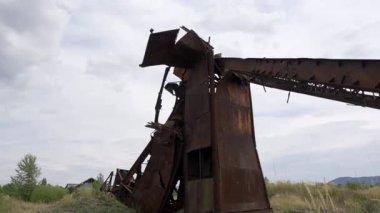 Paslı Endüstriyel Makineler Gelişmiş Arazinin Ortasında