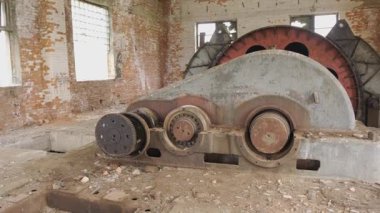 Terk Edilmiş Endüstriyel Makineler Etrafı Paramparça Tuğla Duvarlarla çevrili Boş bir Depo