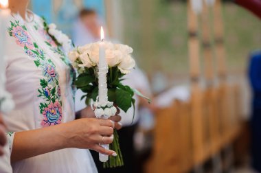 Şık Gelin Mum Tutma ve Düğün Töreni sırasında Buket.