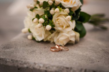 Lüks bir Beyaz Gül buketinin yanında zarif alyanslar..