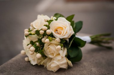 Zarif Böğürtlen ve Yeşillik ile Zarif Beyaz Gül Buketi.