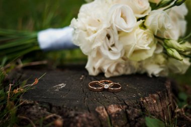 Kırsal Ormanda Beyaz Buketli Zarif Alyanslar.