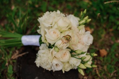 Sarmaş dolaş Yüzüklü Zarif Düğün Buketi.