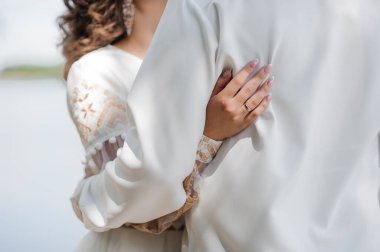 Güneş Işığı Altında Bir Çiftin Romantik Sarılması.