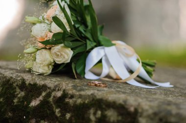 Altın yüzüklü zarif düğün buketi..