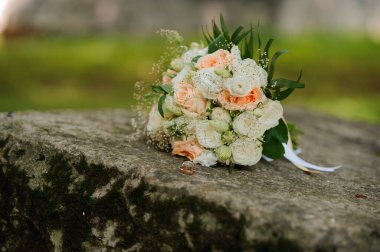 Taş Yüzeyde Yüzüklü Zarif Gelinlik Buketi.