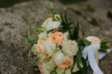 Kırsalda Altın Yüzüklü Zarif Düğün Buketi.