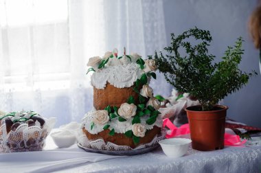 İki Katmanlı Zarif Kek Masa Üzerinde Krema Gülleri Ayarlı.