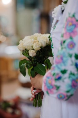 Çiçek Elbiseli Güzel Gelin Beyaz Gül Buketi.