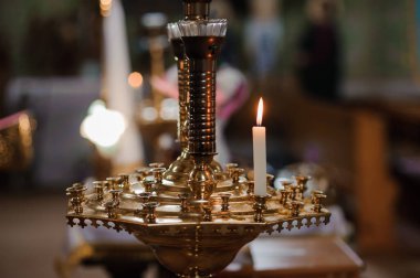 Serene Ayarında Tek Aydınlatılmış Mumla Zarif Pirinç Mum Tutucu.