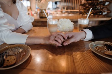 Cozy Cafe 'de Romantik Nişan Saati.