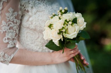 Zarif Gelin Beyaz Gül Buketini Tutuyor.