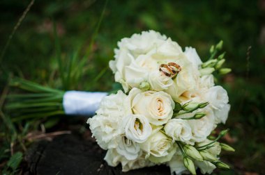 Altın Yüzüklü Zarif Beyaz Düğün Buketi.