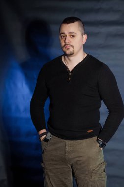 Mavi Arkaplan Karşısında Sıradan Giyinen Kendine Güvenen Adam.