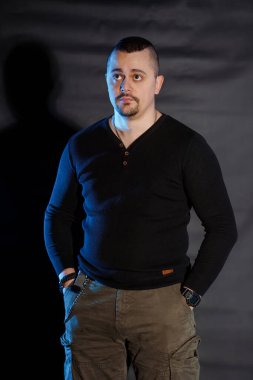 Siyah Kazaklı Güvenilir Adam Karanlık Arkaplan Karşısında.