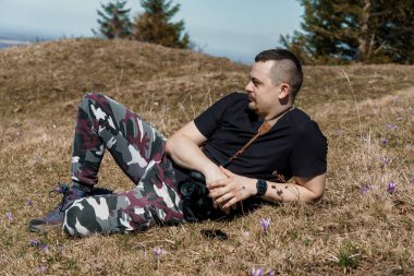 Doğanın Huzurunu Özümseyen Düşünceli Fotoğrafçı.