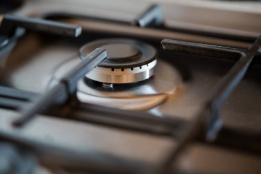 Ayrıntılara ve Dokulara Odaklanan Kontrol Tokmağı ile Gaz Fırınının Yakın Çekimi.