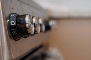 Modern Paslanmaz Çelik Fırın Kontrol Kollarının Yakın Çekim Görünümü.