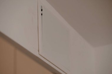 Modern İç Köşedeki Gizli Erişim Paneli.