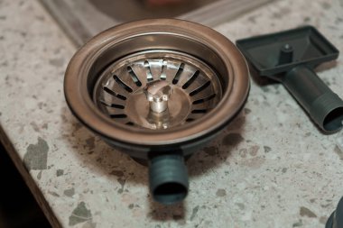 Bir Taş Yüzey 'deki Mutfak Lavabosu Kanalizasyon Kurulumunun Detaylı Yakın Çekimi.