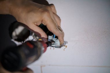 Elektrik Kurulumu: Bir Duvar Kurulumunun Yakın Çekimi.