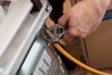 El Tutma Anahtarı Bir Mutfak Aletinin Bağlantısını Sıkılaştırıyor.