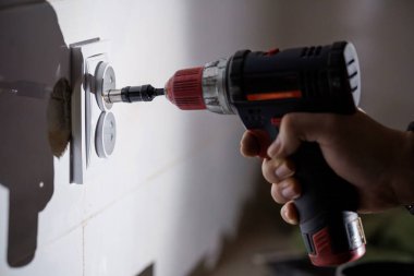 Duvar Soketi Yüklemek için Elle Tornavida Kullanılıyor.