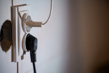 Eklenti kablolarına sahip elektrik prizi.