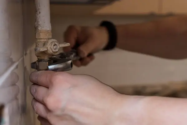 Yetenekli Tesisatçı Bir Mutfak Su Borusunu Aletlerle Tamir Ediyor.